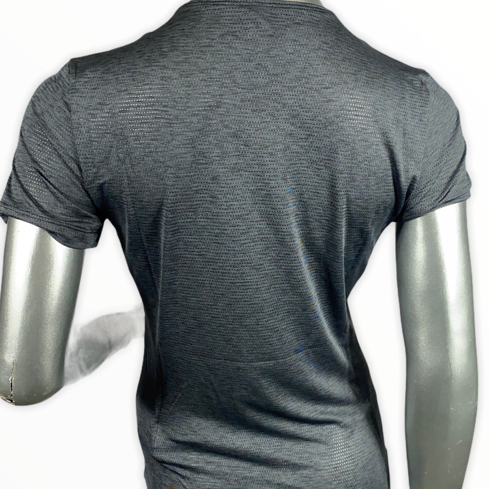 REMERA PERFORMANCE GRIS