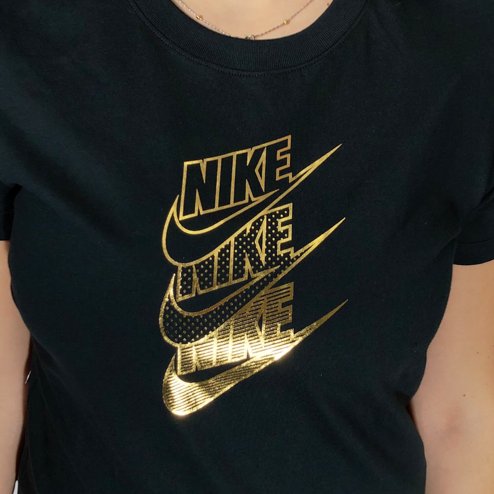 REMERA ALG WMNS NIKE GOLD/20