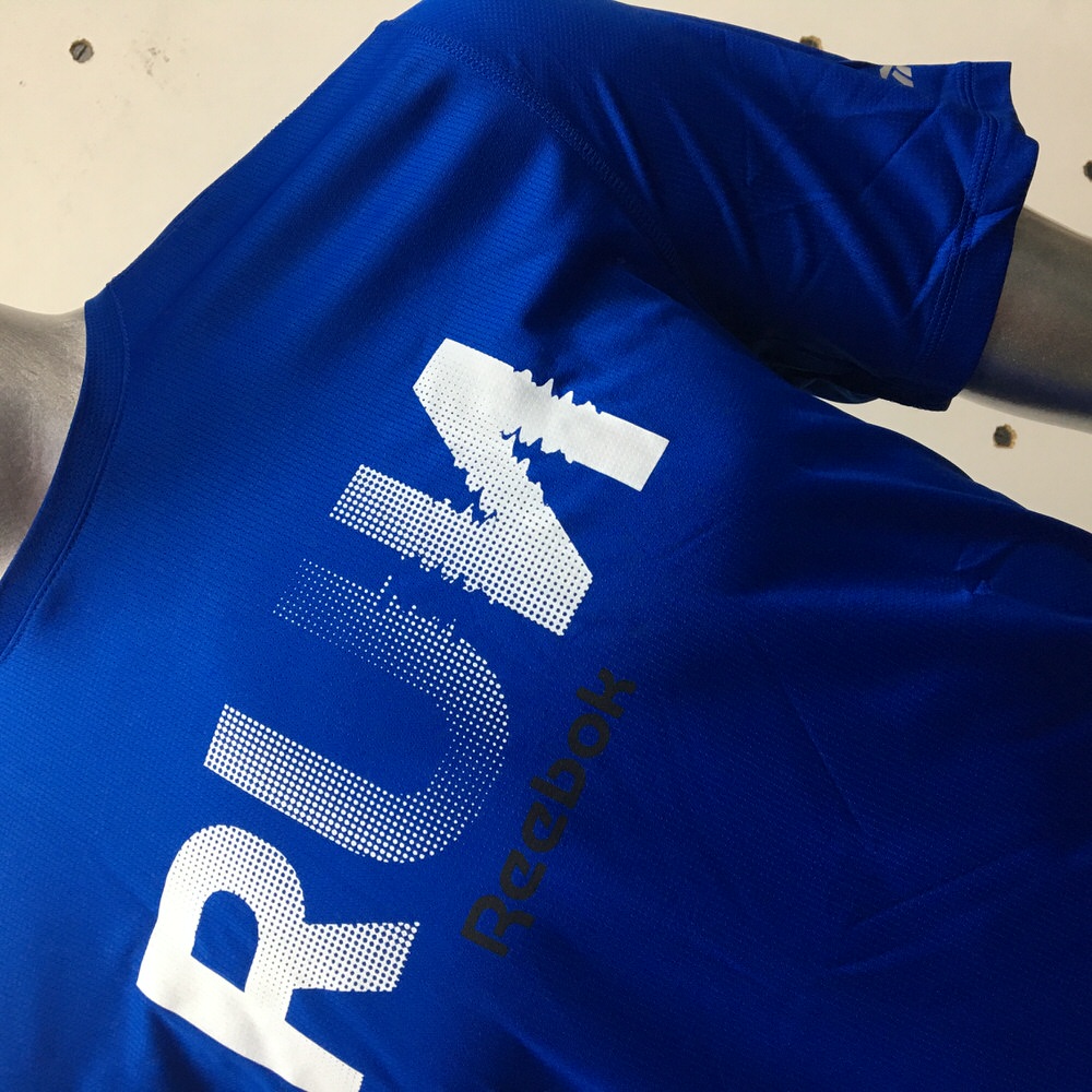 REMERA RBK GRAPHIC RUN TURQUESA/20